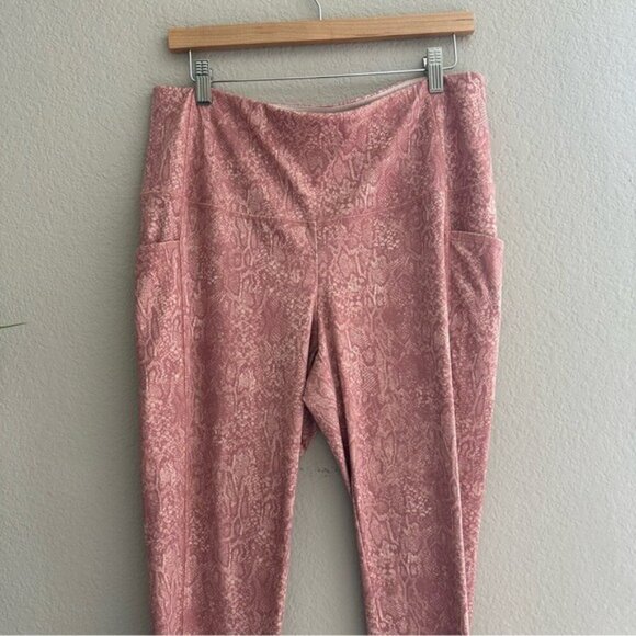 Chico's Pink  Leggings Zenergy So Slimming Python Pocket Leggings Dogwood Sz 14 - Picture 4 of 9